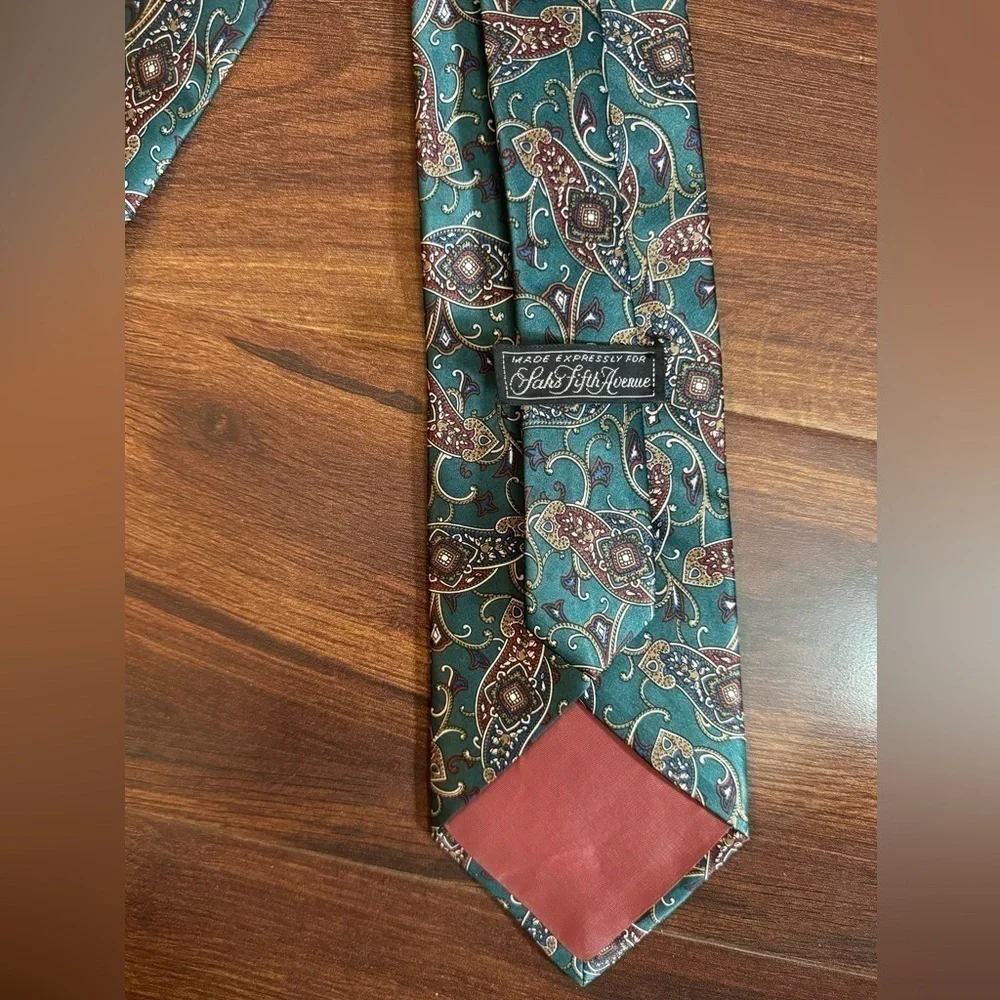 🌿SALE🌿SAKS Fifth Avenue All Silk Green Paisley Print Necktie